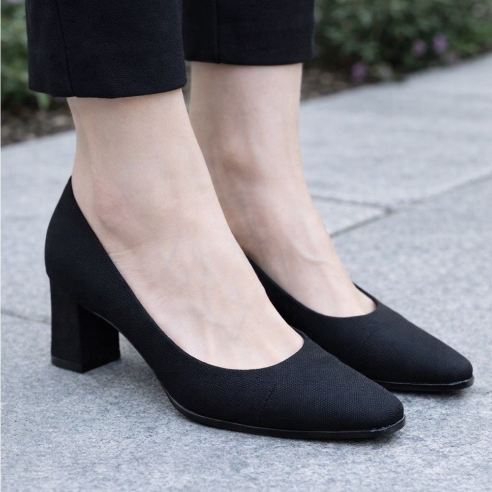 BEAUTIFUL BLACK SIZE 8.5 B STUART WEITZMAN HEELS/PUMPS